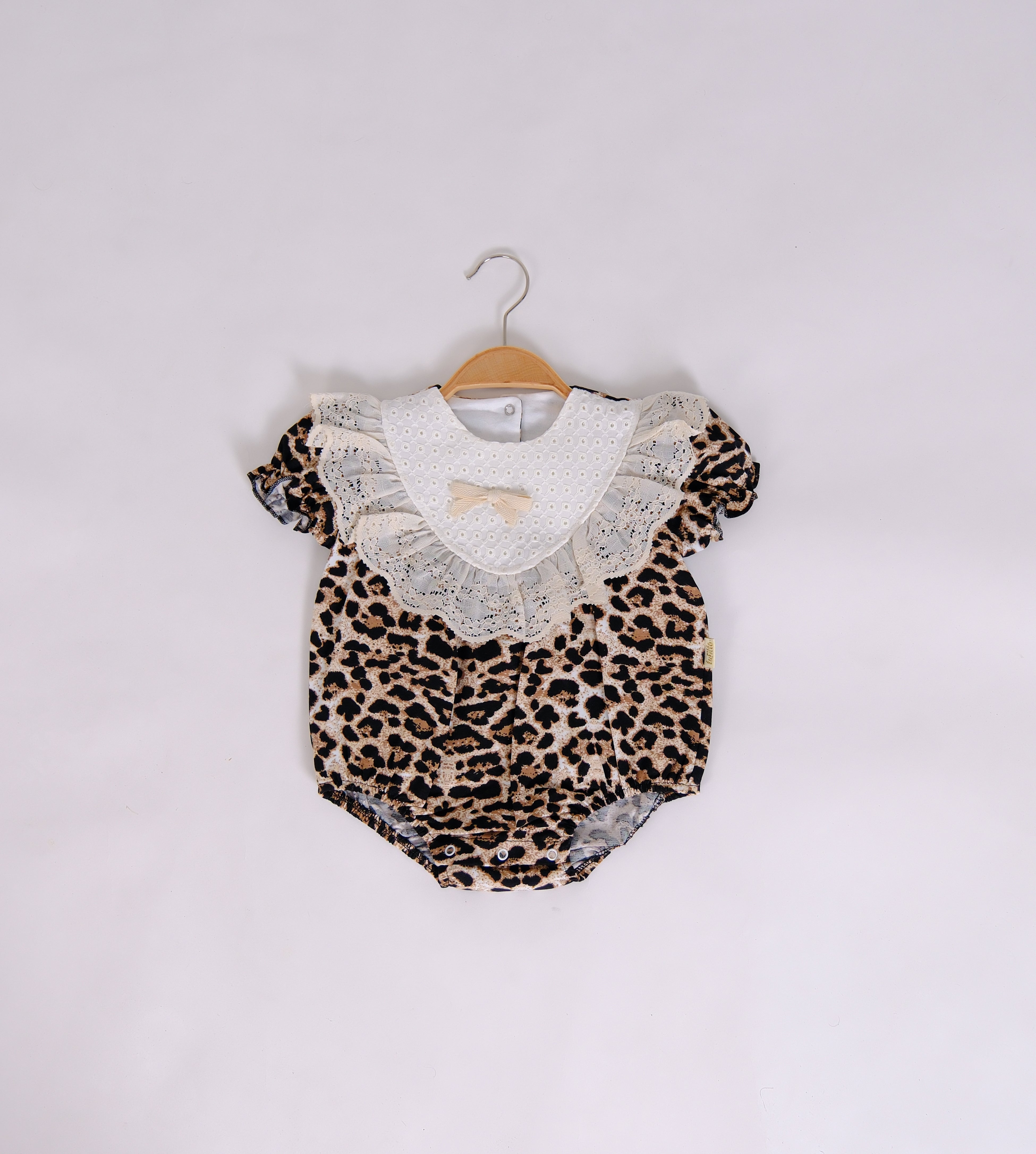 Fırfırlı Yaka Detaylı Leopar Desenli Tulum